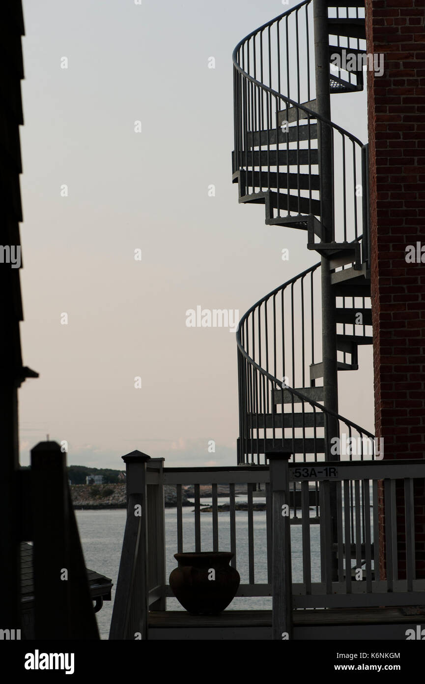 Silhouetted Wendeltreppe in einem Hafen der Stadt Stockfoto