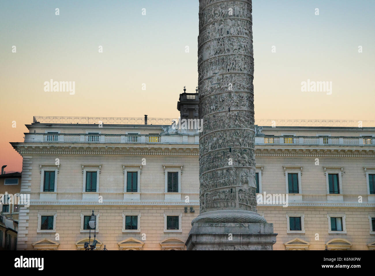 Aus Marmor Säule des Marcus Aurelius in Platz Piazza Colonna in Rom, Italien Stockfoto