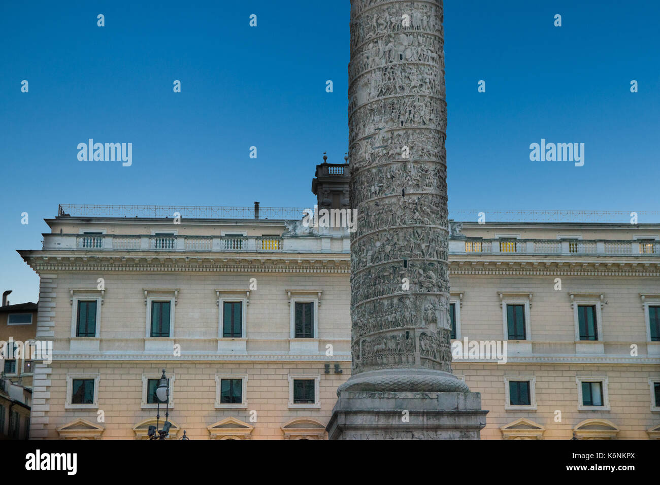 Aus Marmor Säule des Marcus Aurelius in Platz Piazza Colonna in Rom, Italien Stockfoto
