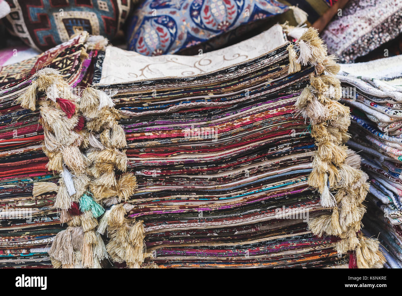 Haufen von schönen handgefertigten Teppichen auf dem Markt in Istanbul Grand Bazaar. Multicolor Hintergrund Stockfoto