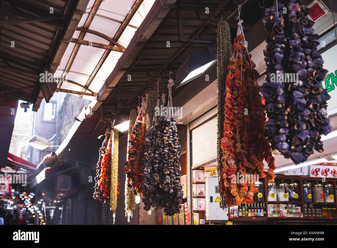 Getrocknete Früchte und Gemüse auf dem Markt verkauft, hängen an der Theke grosse Bündel Stockfoto