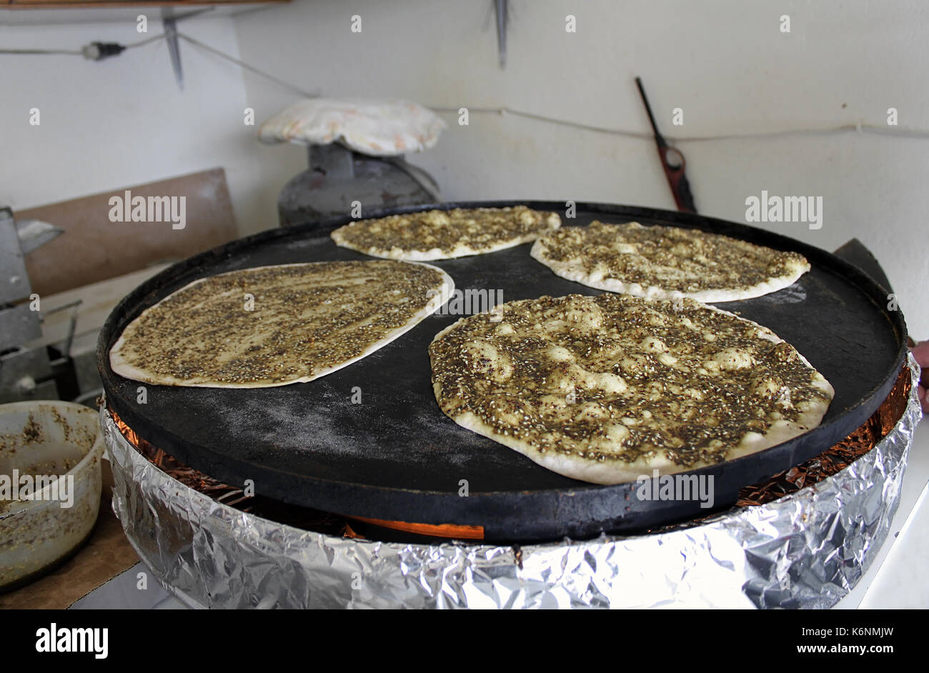 Vier manaqeesh gebacken auf einem saj Backofen, der mankousheh ist eine berühmte Libanesische Frühstück. Stockfoto