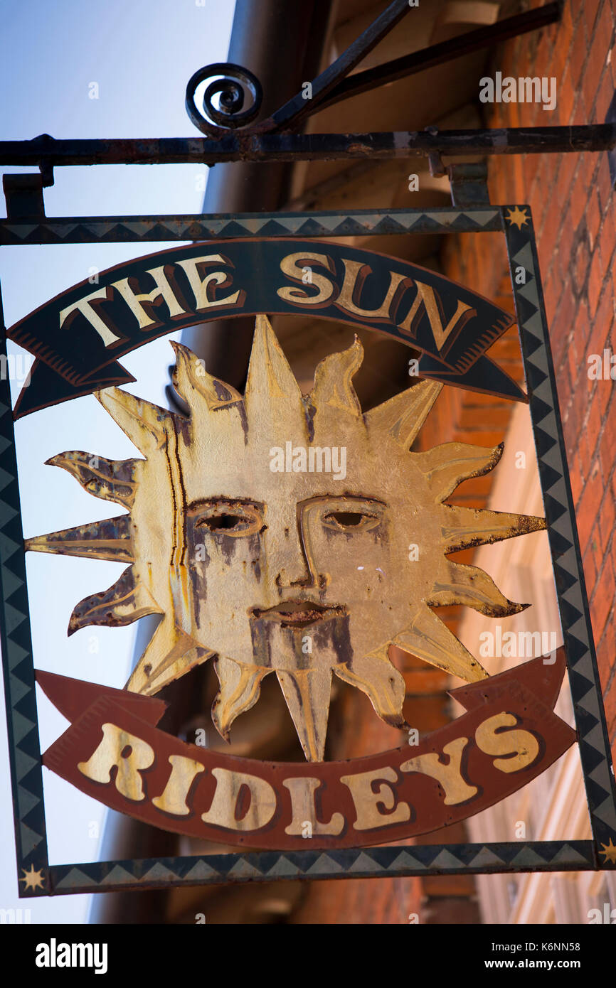 Großbritannien, England, Essex, Saffron Walden, Gold Street, Brauerei alte Ridley's Sun Inn Zeichen auf ehemaligen Pub Stockfoto