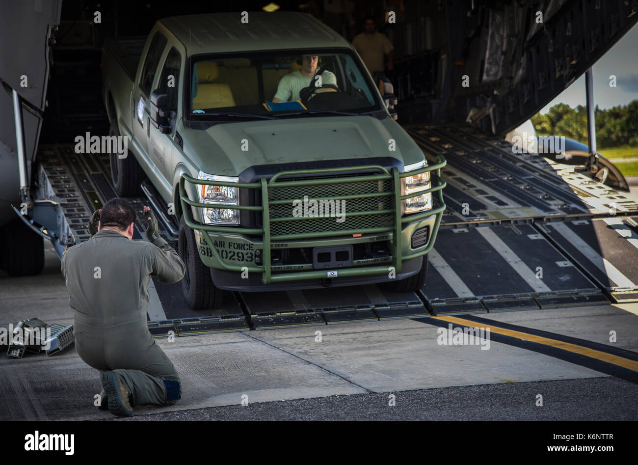 Militär Lkw-Offload Stockfoto
