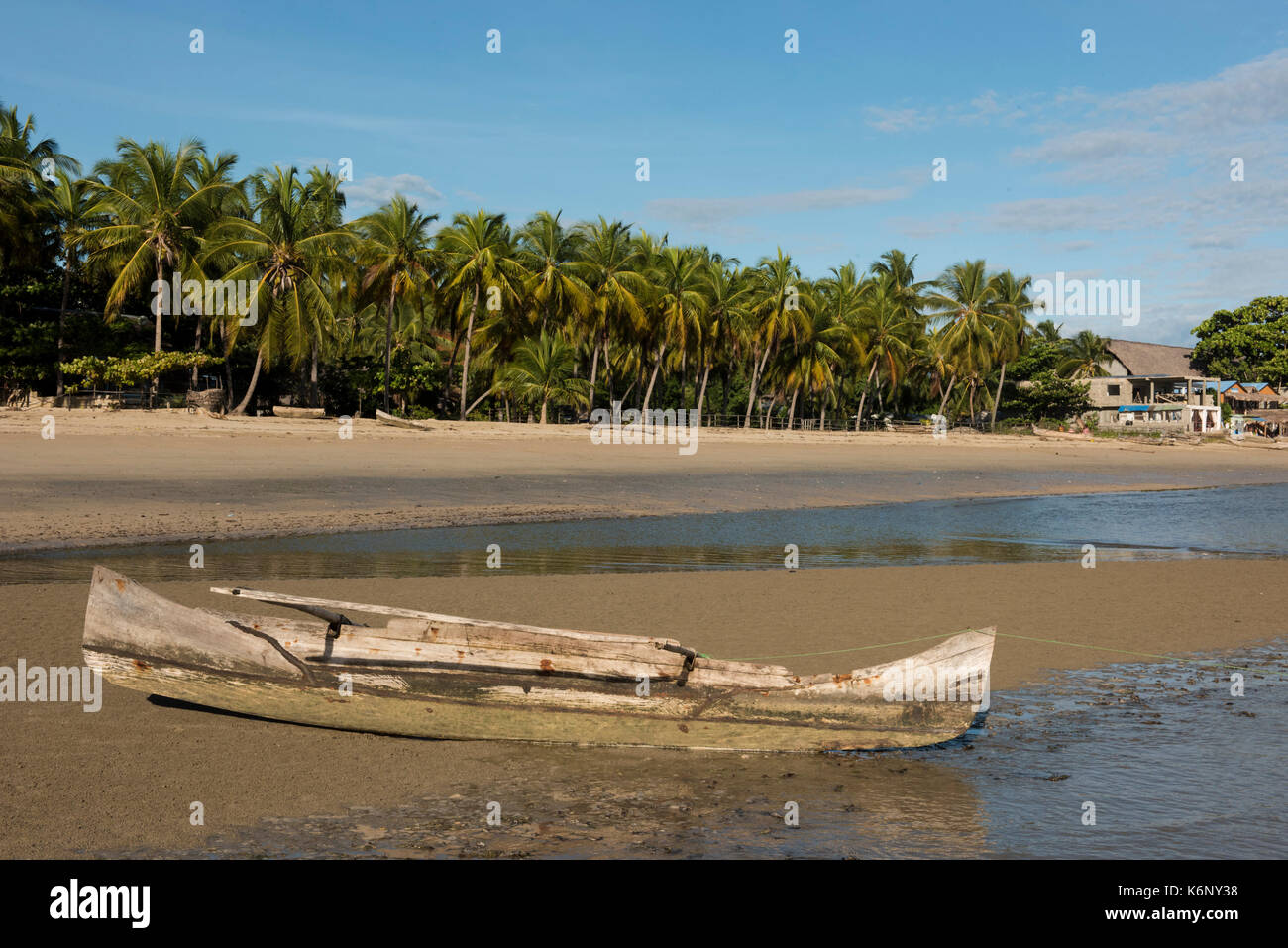 Angeln Boot liegend auf einer von Palmen gesäumten Strand, Nosy Be Madagaskar Stockfoto