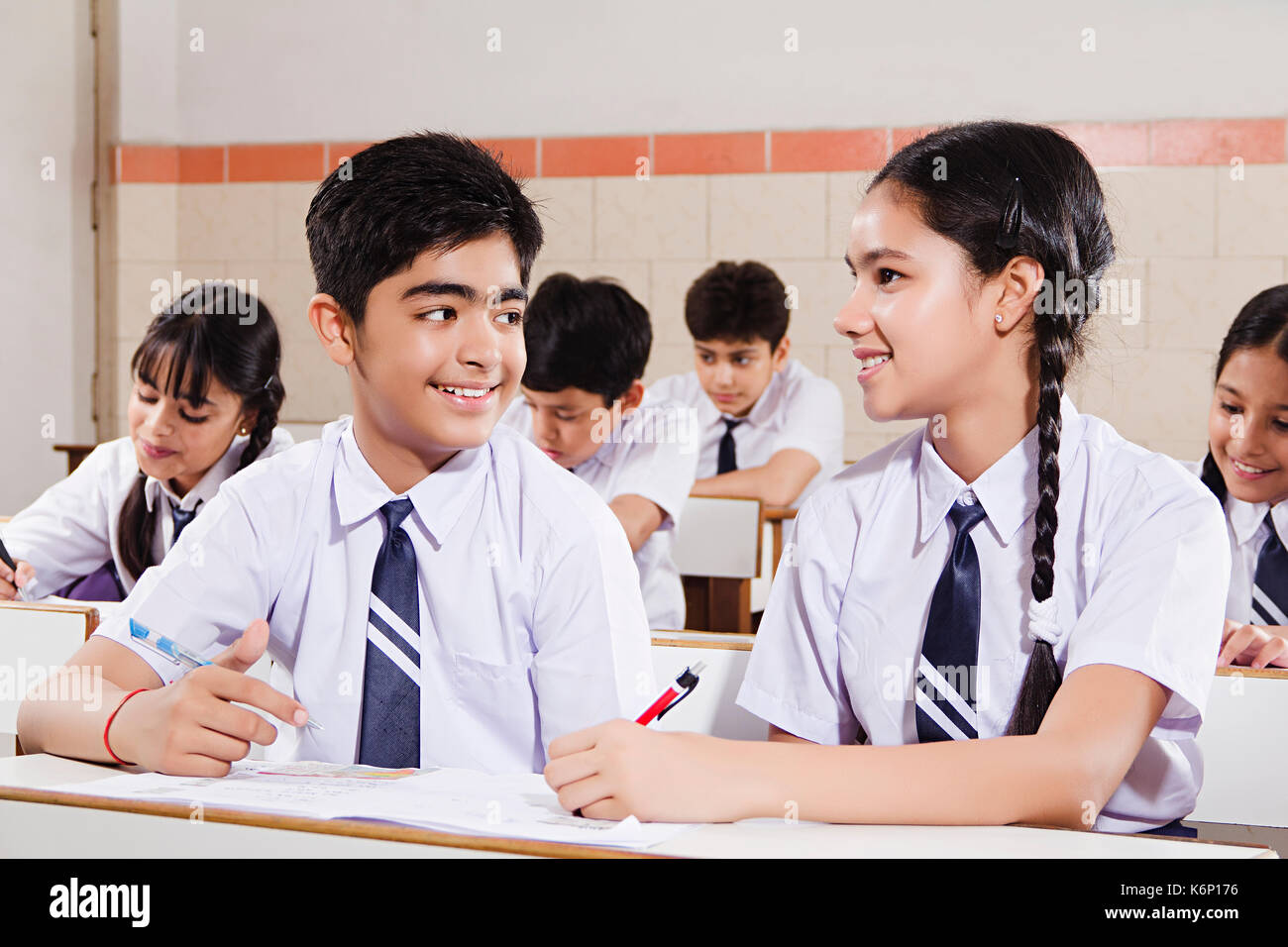 2 indische Schule Kinder, Schüler, Freunde schreiben Hinweis: Buchen Sie im Klassenzimmer Bildung Lernen Stockfoto