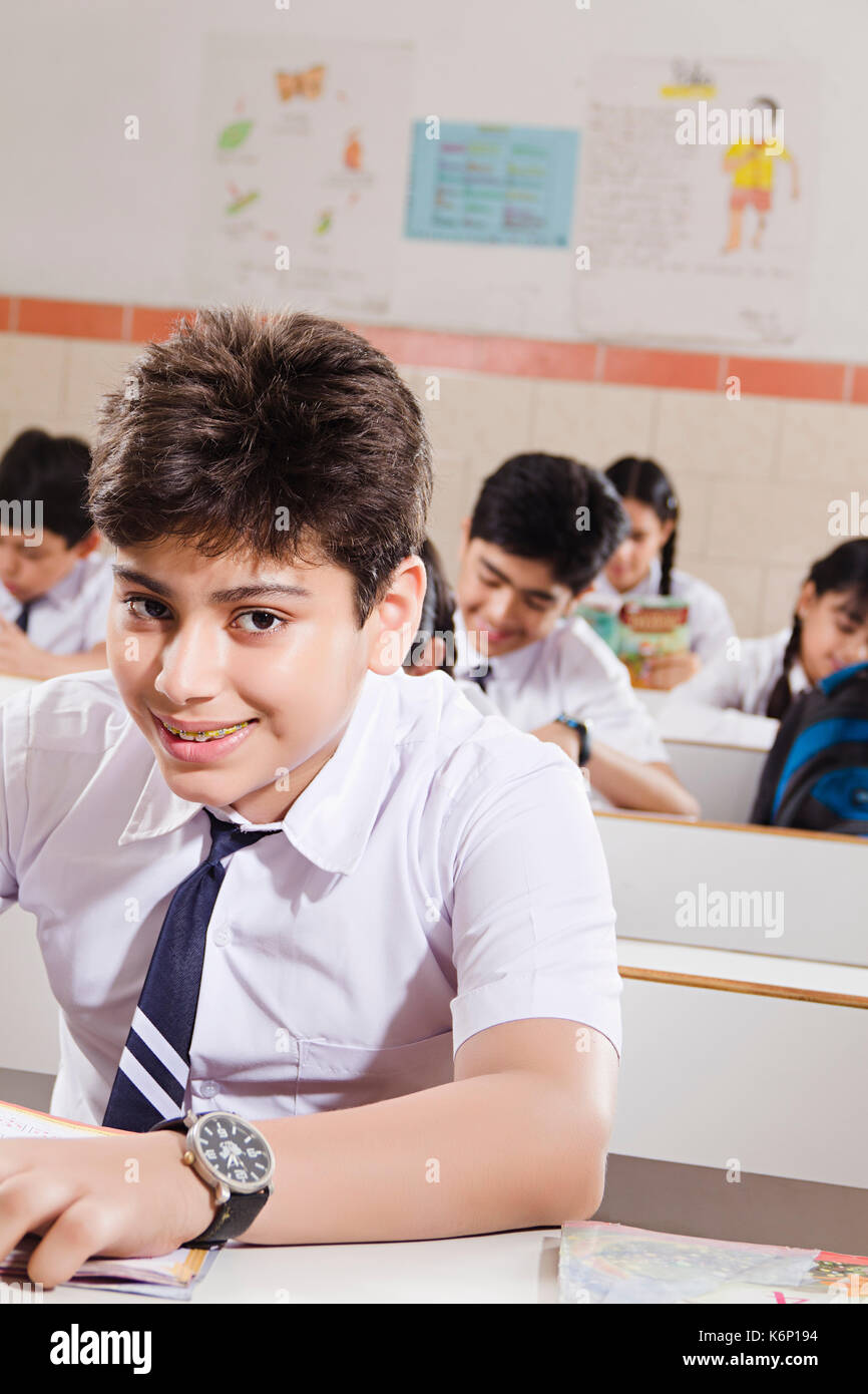 Lächelnd 1 indischen Schule junge Student Buch "Bildung im Klassenzimmer Stockfoto