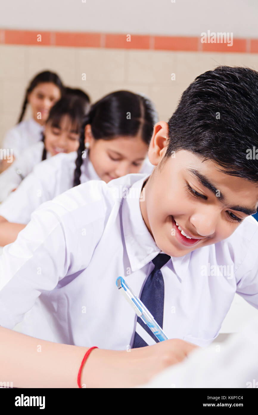 Lächelnd Indischen 1 High School Junge Student Buch "Bildung im Klassenzimmer Stockfoto