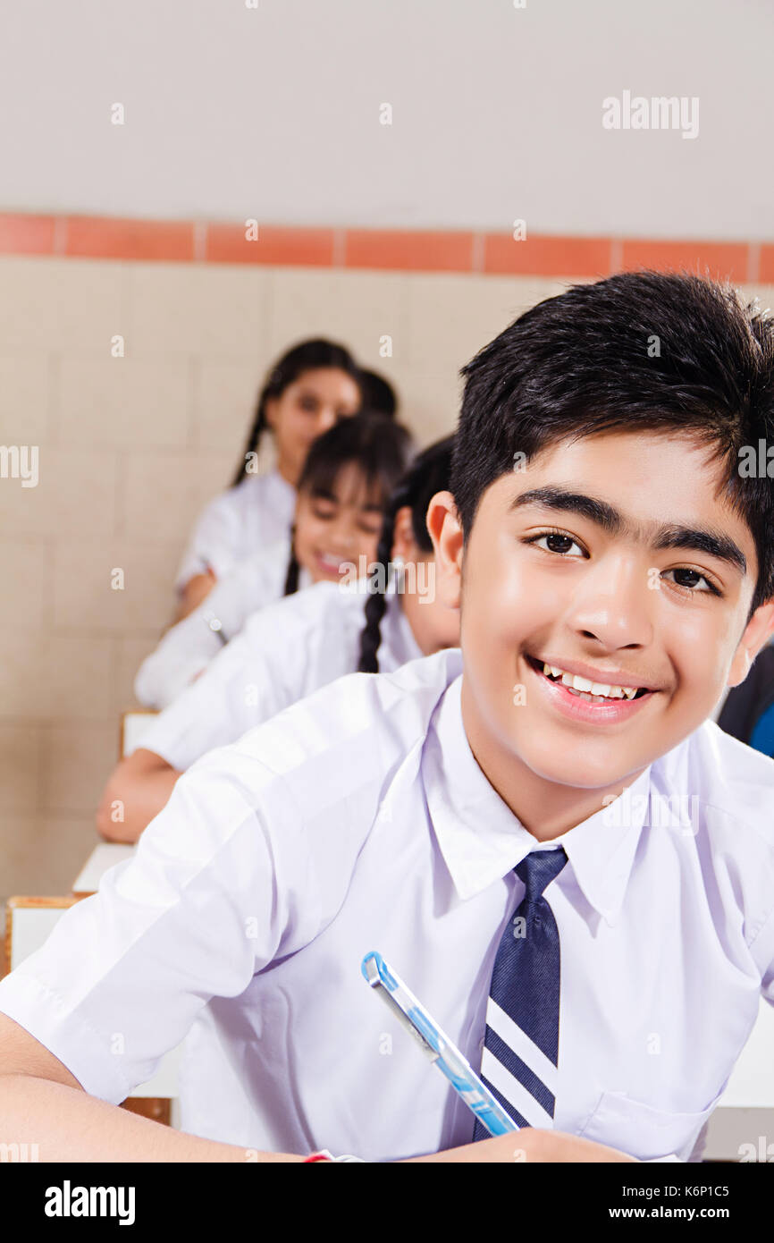 Lächelnd Indischen 1 High School Junge Student Buch "Bildung im Klassenzimmer Stockfoto