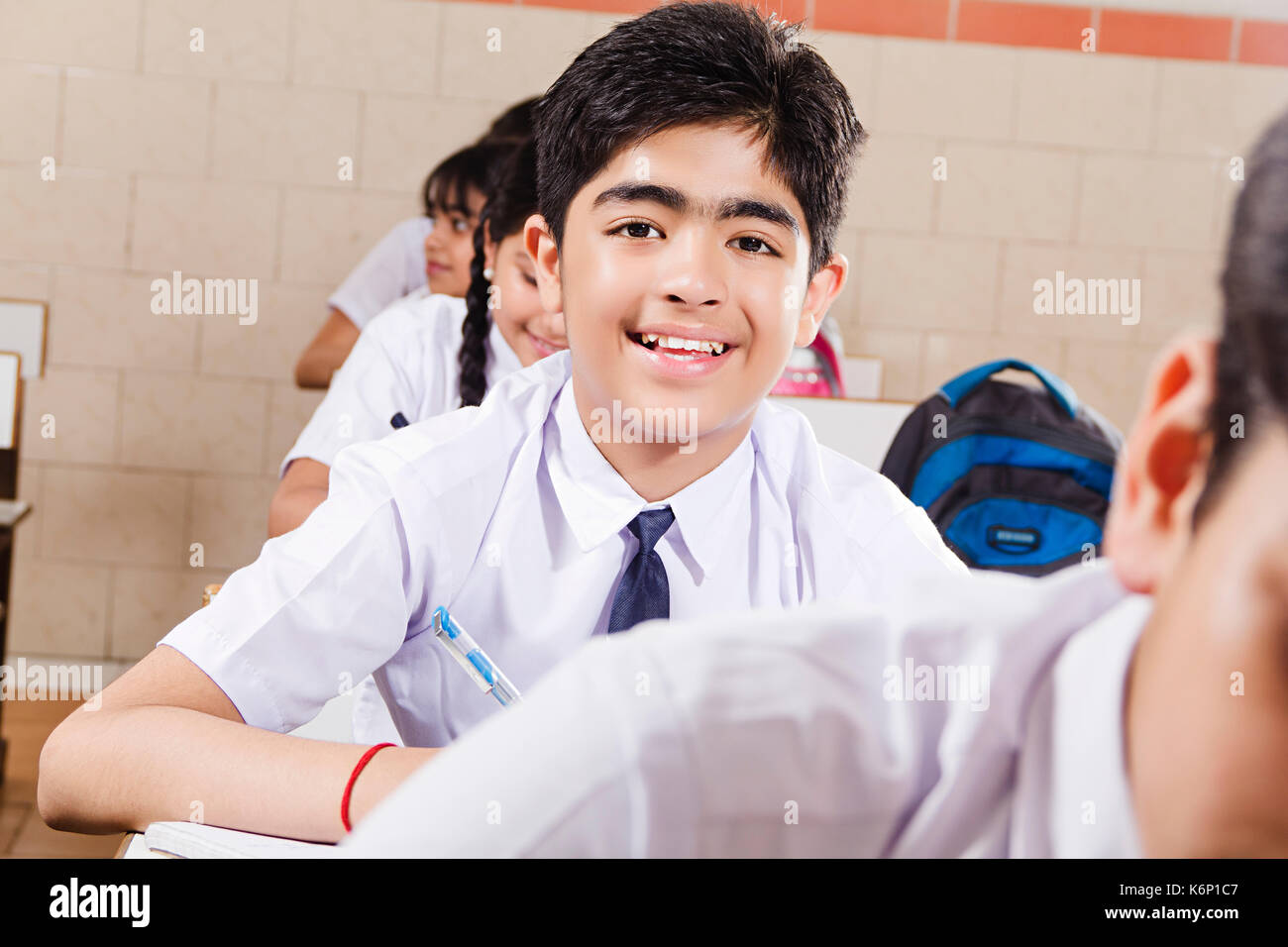Lächelnd Indischen 1 High School Junge Schüler lesen Buch "Bildung in der Klasse Stockfoto