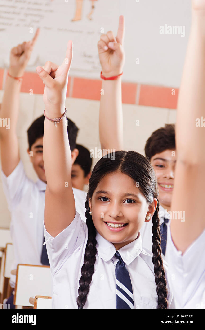Indische Gruppe Schüler Studenten Hand erhoben im Klassenzimmer Bildung Lernen Stockfoto