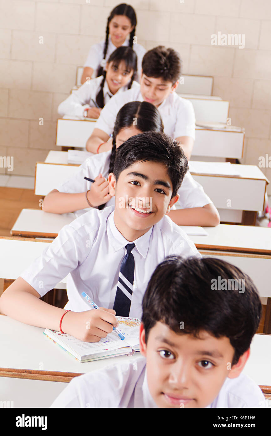 Indische Gruppe Schule Mädchen und Jungen Studenten Buch schreiben Bildung im Klassenzimmer Stockfoto