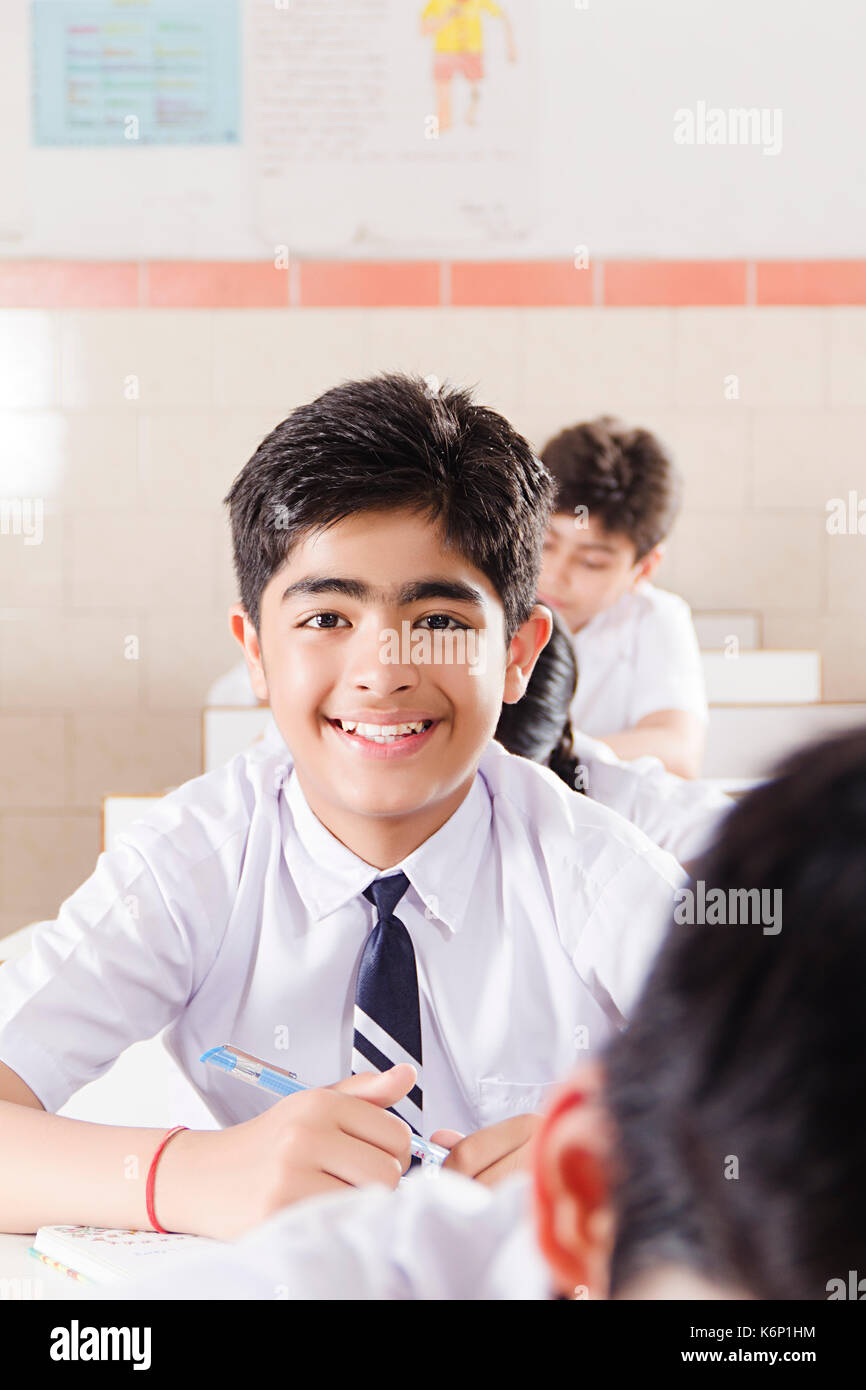 Lächelnd Indischen 1 High School Junge Schüler lesen Buch "Bildung in der Klasse Stockfoto