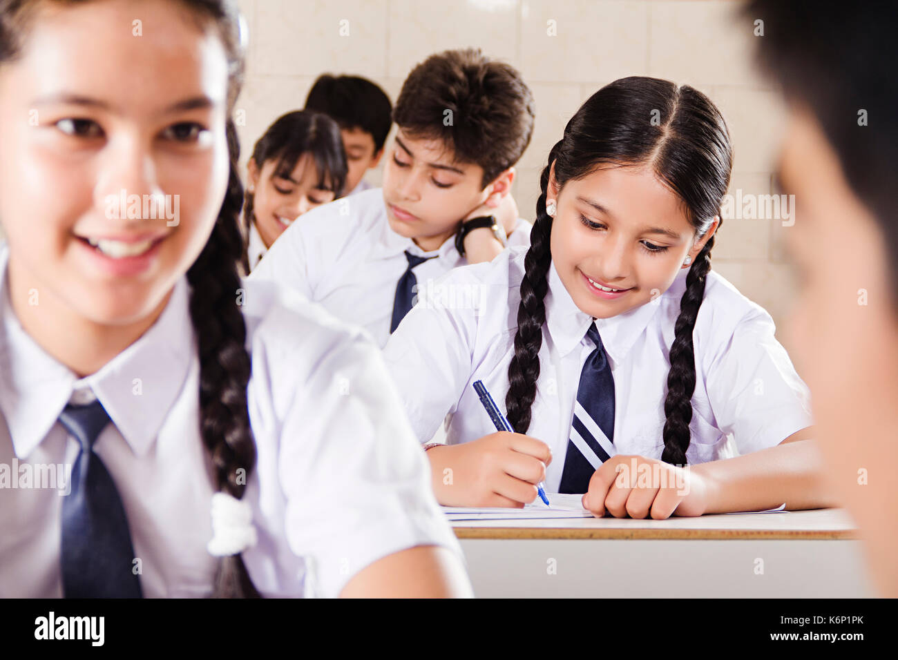 Indische Gruppe High School Kinder Studenten Buch "Bildung in der Klasse Stockfoto