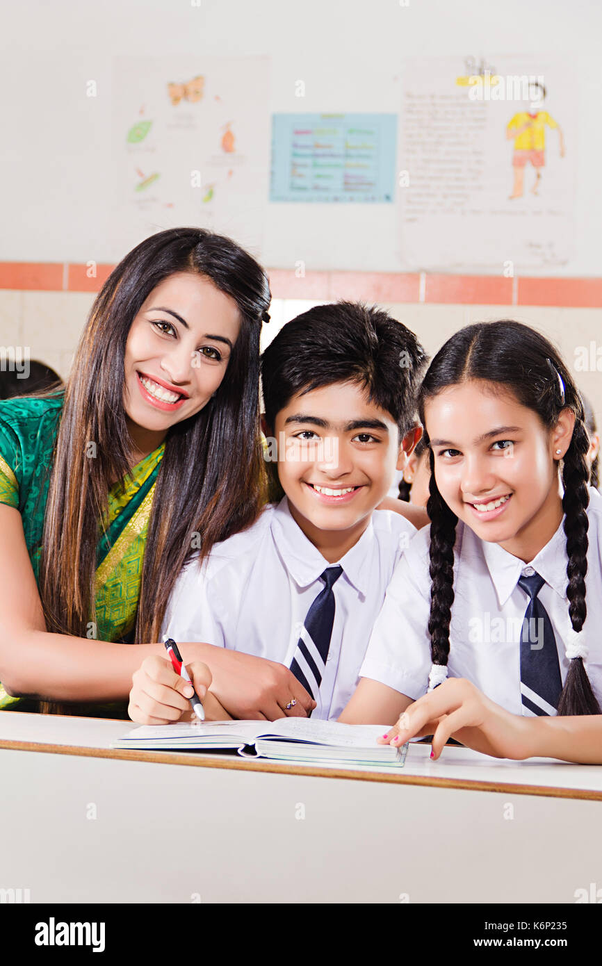 Indische Schüler und Lehrer Buch studieren in der Klasse Stockfoto