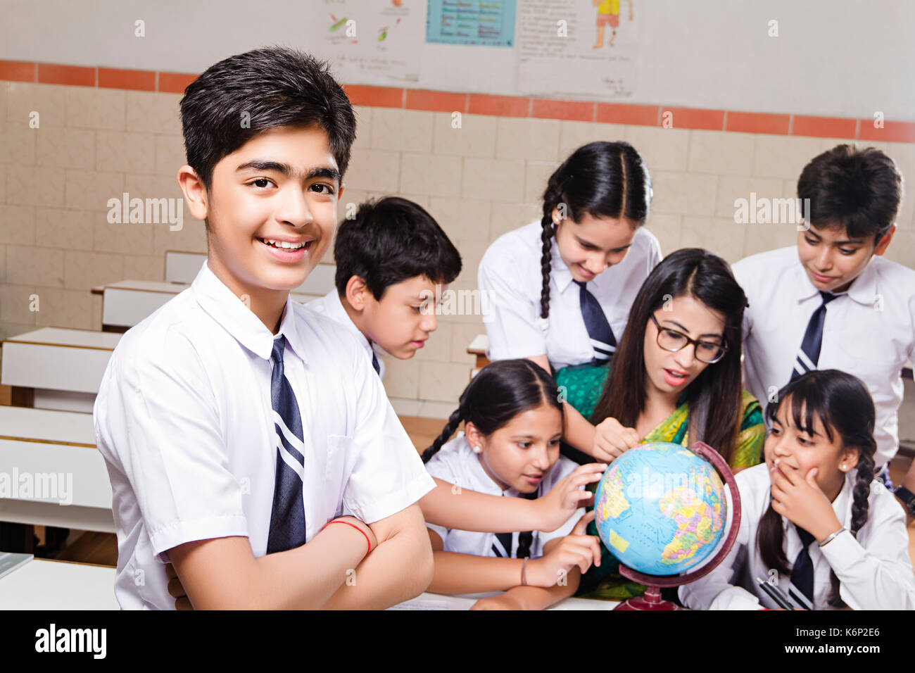 Gruppe Schüler und Lehrer. 1 indischen Schule Junge im Klassenzimmer Bildung Lernen Stockfoto