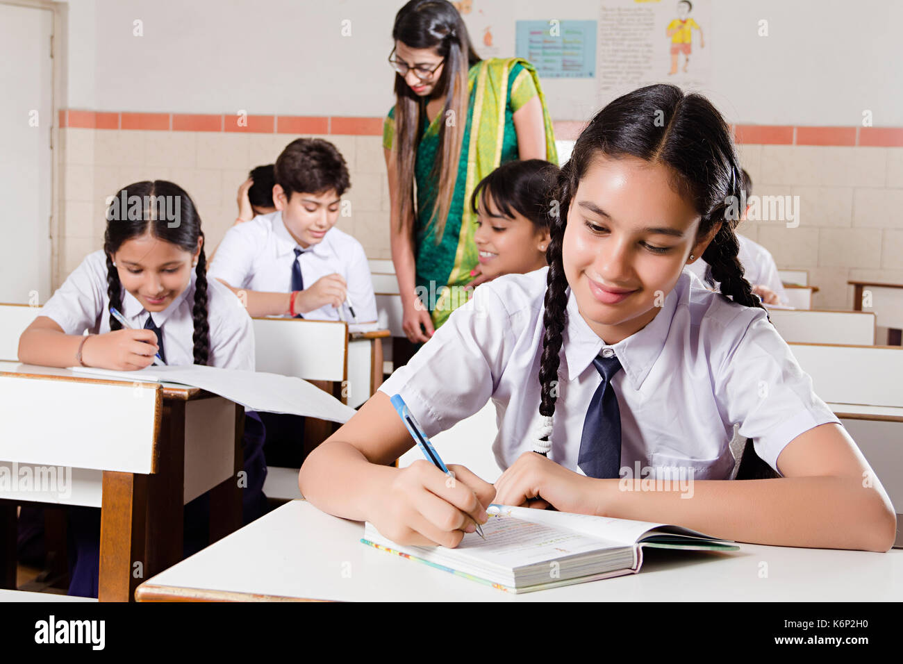 Indische Schule Mädchen Schüler schreiben Hinweis Buch studieren in der Klasse Stockfoto