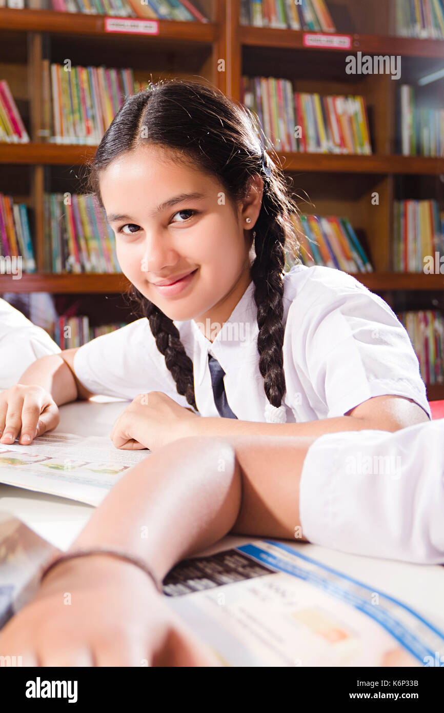 1 indischen Schule Mädchen Student Buch Studieren in Bibliothek Stockfoto