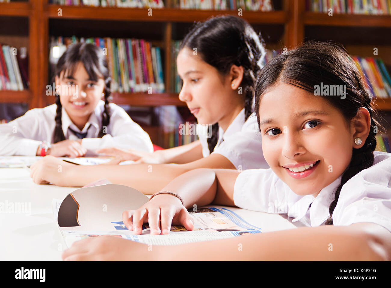 Kids Mädchen Schüler studieren Bücher in der Bibliothek Stockfoto