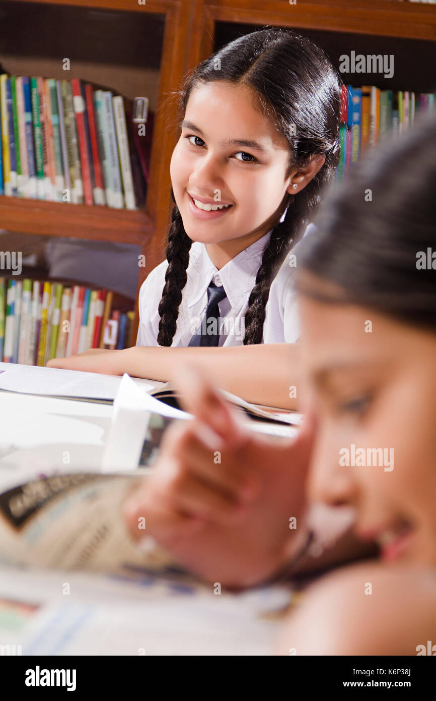1 indischen Schule Mädchen Student Buch Studieren in Bibliothek Stockfoto