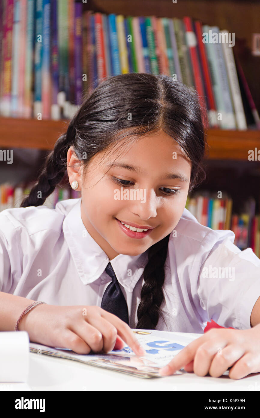 1 indischen Schule Mädchen Schüler lesen Buch Studie Bildung in Bibliothek Stockfoto