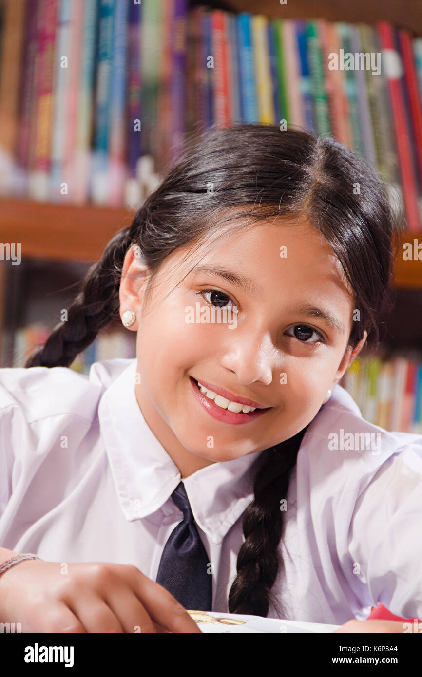 1 indischen Schule Mädchen Student Buch Bildung in Bibliothek Stockfoto