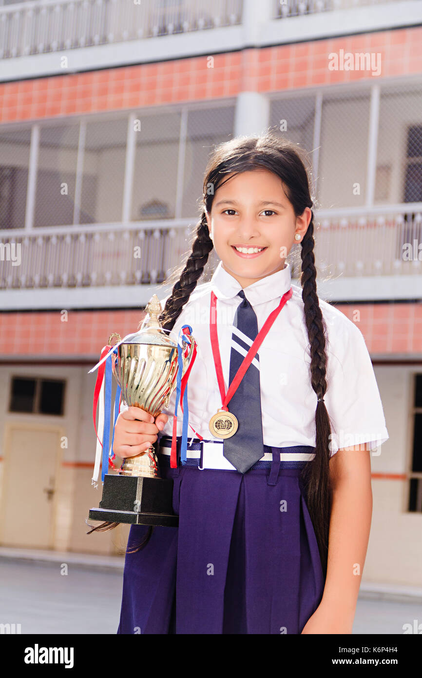 Happy 1 Indian School Girl Holding Trophy Sieg Erfolg Bildung stehende Schule Outdoor Stockfoto