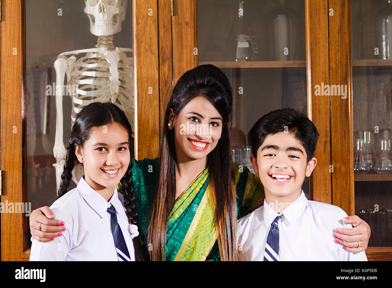 Indische Schule Jungen und Mädchen Schüler mit dem Lehrer Gemeinsam in der Wissenschaft Labor Stockfoto