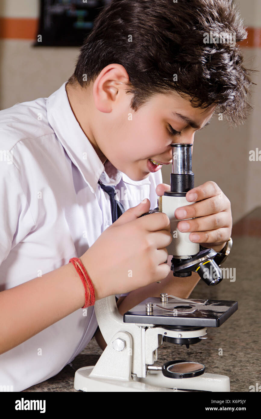 1 indischen Schule junge Student Kontrolle Mikroskop Wissenschaft Forschung im Labor Stockfoto