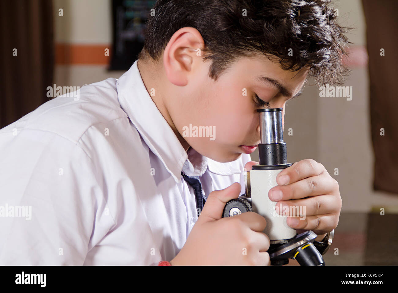 1 indischen Schule Junge Student Kontrolle Mikroskop Science Lab Forschung Stockfoto