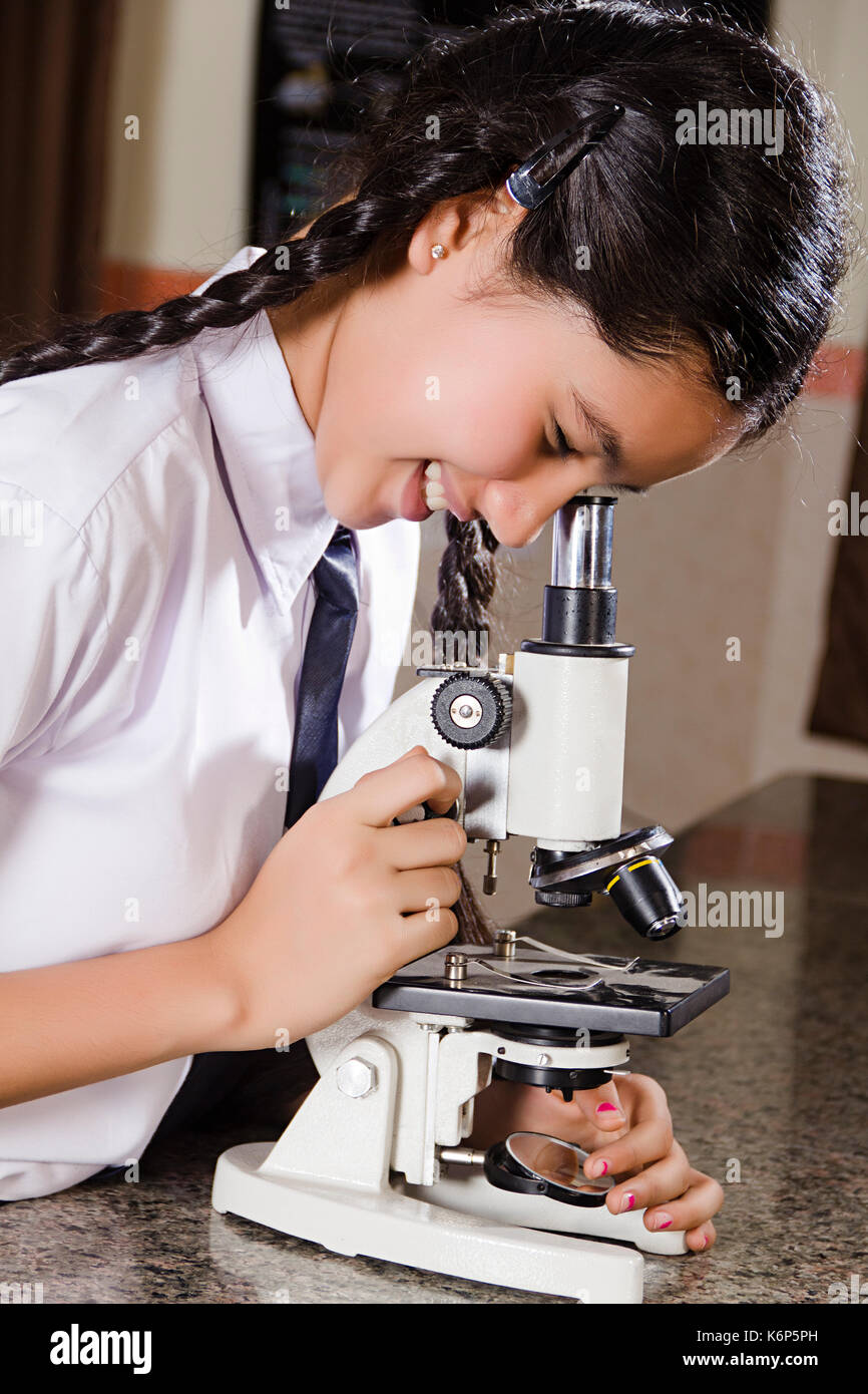 1 indischen Schule Teenager Girl Student Kontrolle Mikroskop Wissenschaft Forschung im Labor Stockfoto