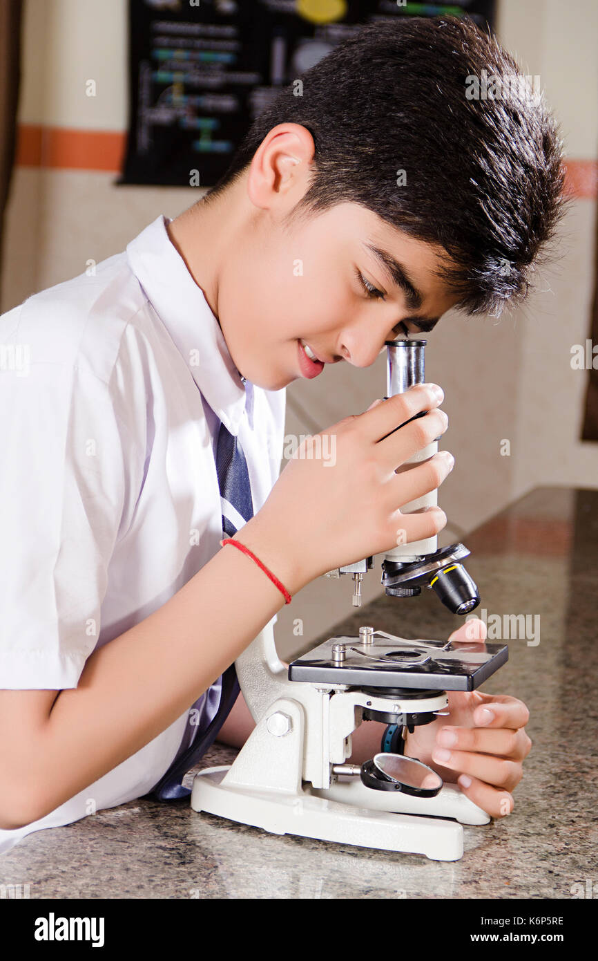 1 indischen Schule Teenager Junge Student Kontrolle Mikroskop Wissenschaft Forschung im Labor Stockfoto