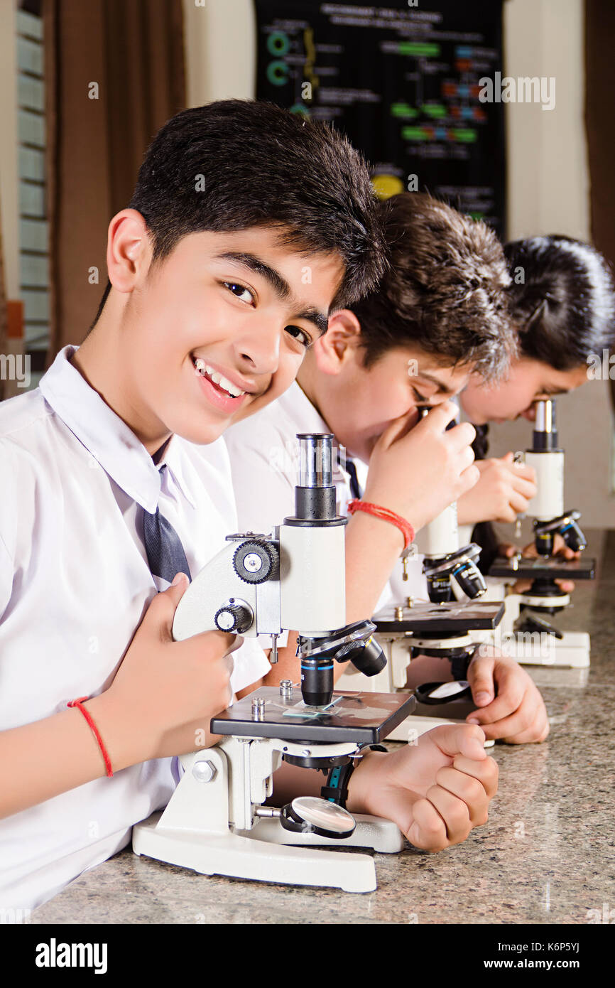 Indische Schüler Mikroskop Wissenschaft Forschung im Labor prüfen Stockfoto