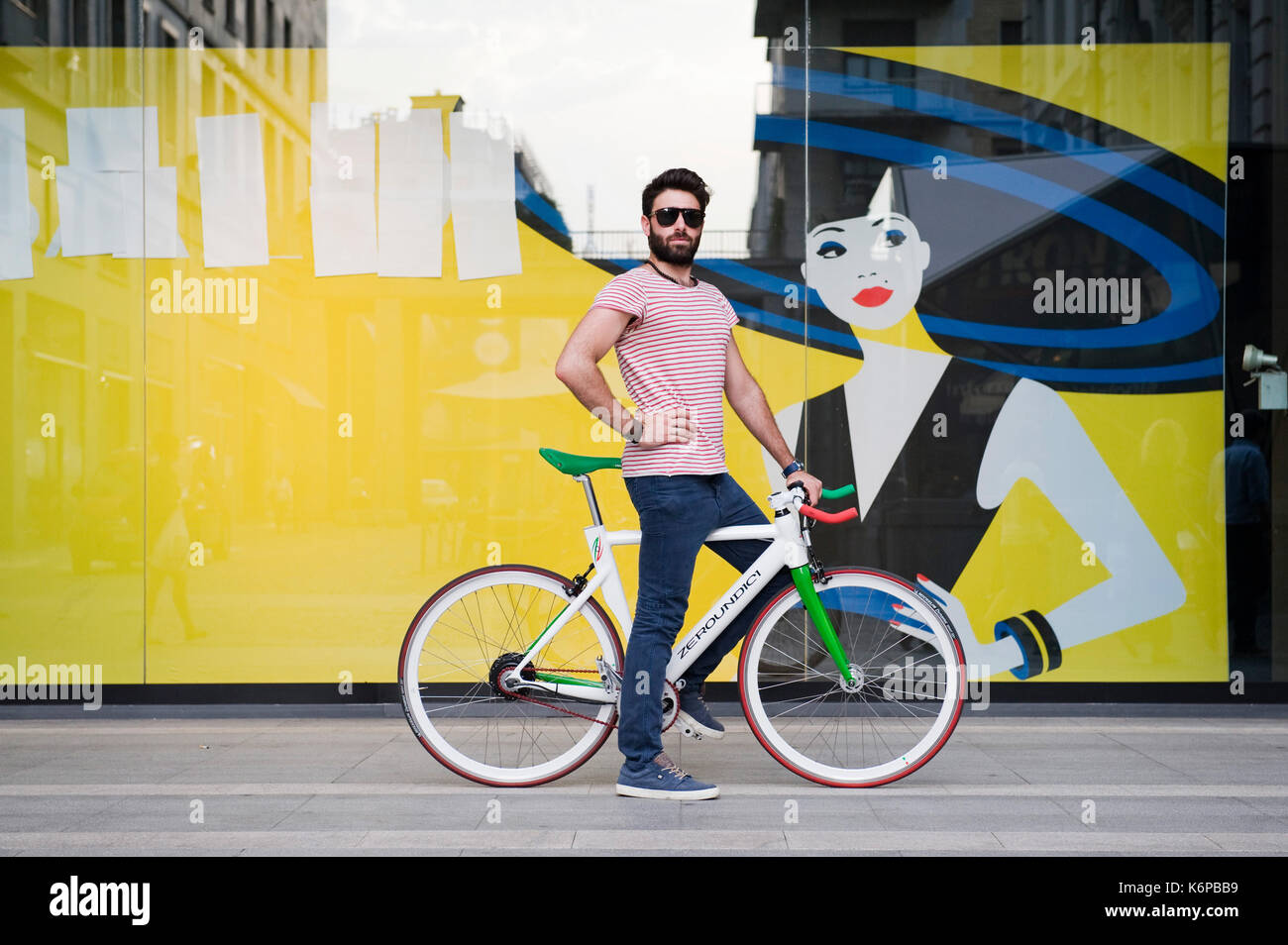Zeroundici, Italienisch e-bikes Bewegen in der Stadt Stockfoto