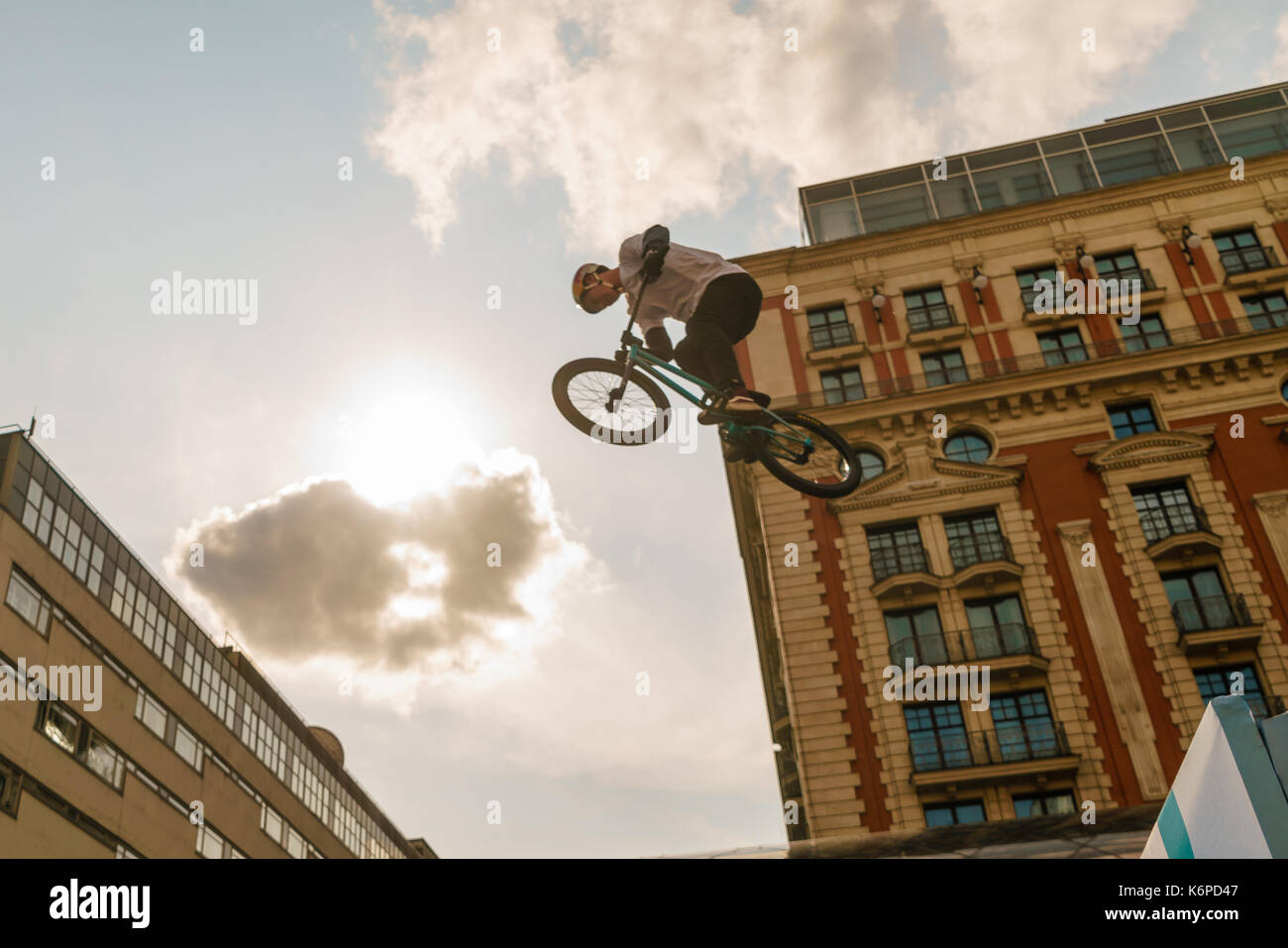 Stunts bmx-Radfahrer auf der Rampe für die Stadt Tag in Moskau gebaut Stockfoto