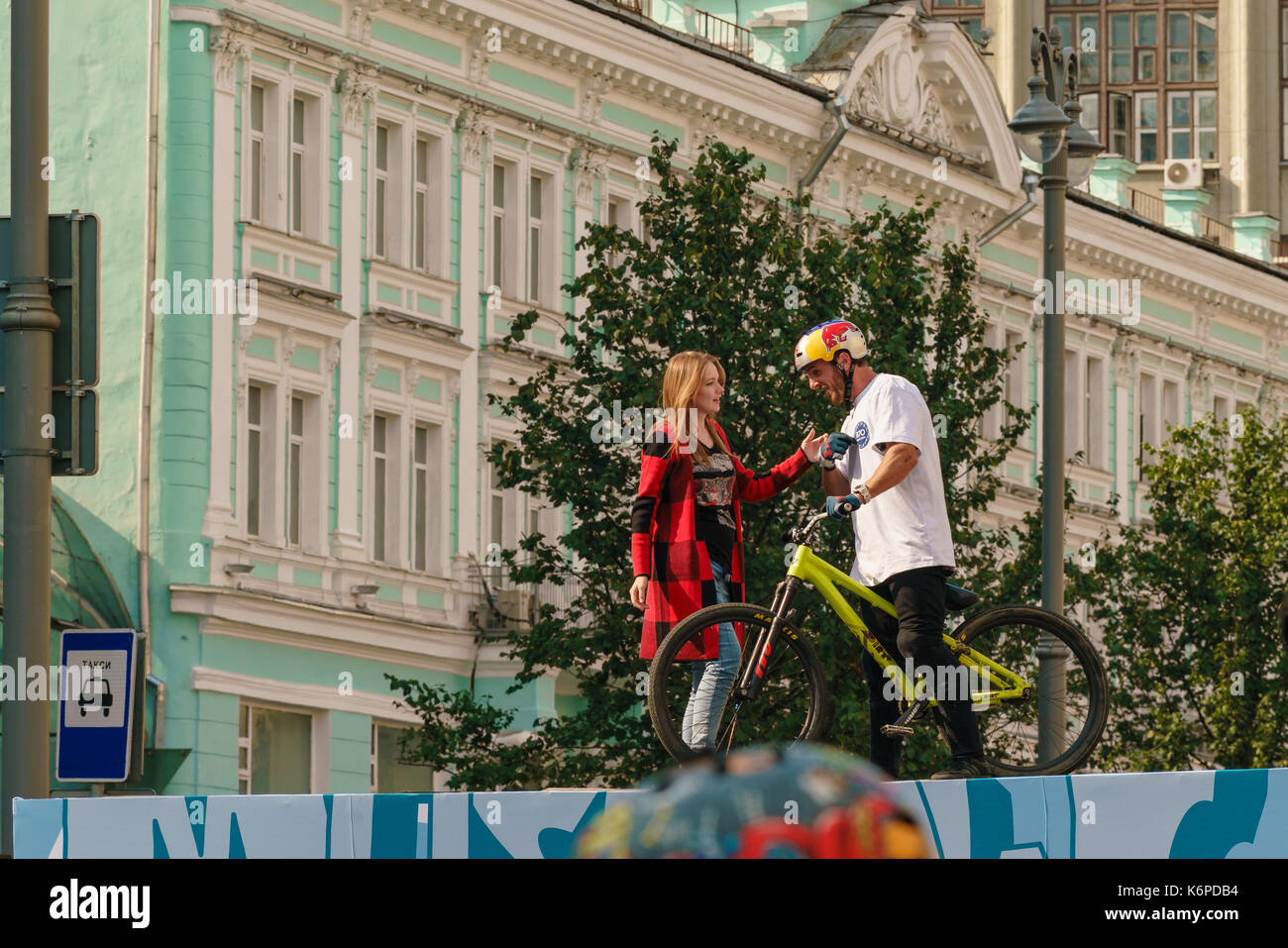 Stunts bmx-Radfahrer auf der Rampe für die Stadt Tag in Moskau gebaut Stockfoto