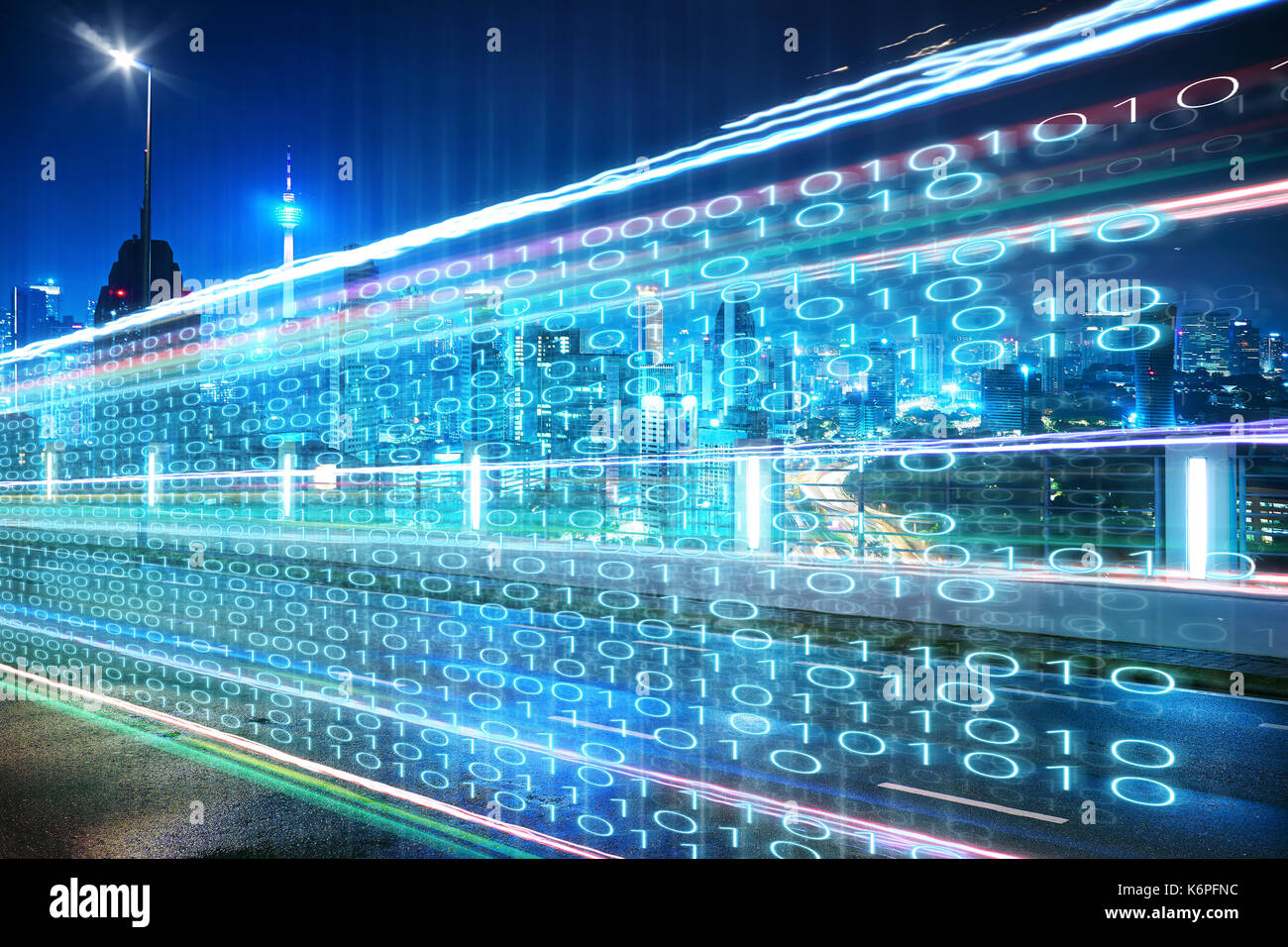 Autobahn Überführung mit binären Code Nummern auf Bewegung verwischt Asphaltstraße, Geschwindigkeit und schnellere Digitale Matrix Technologie Informationen Konzept. Stockfoto