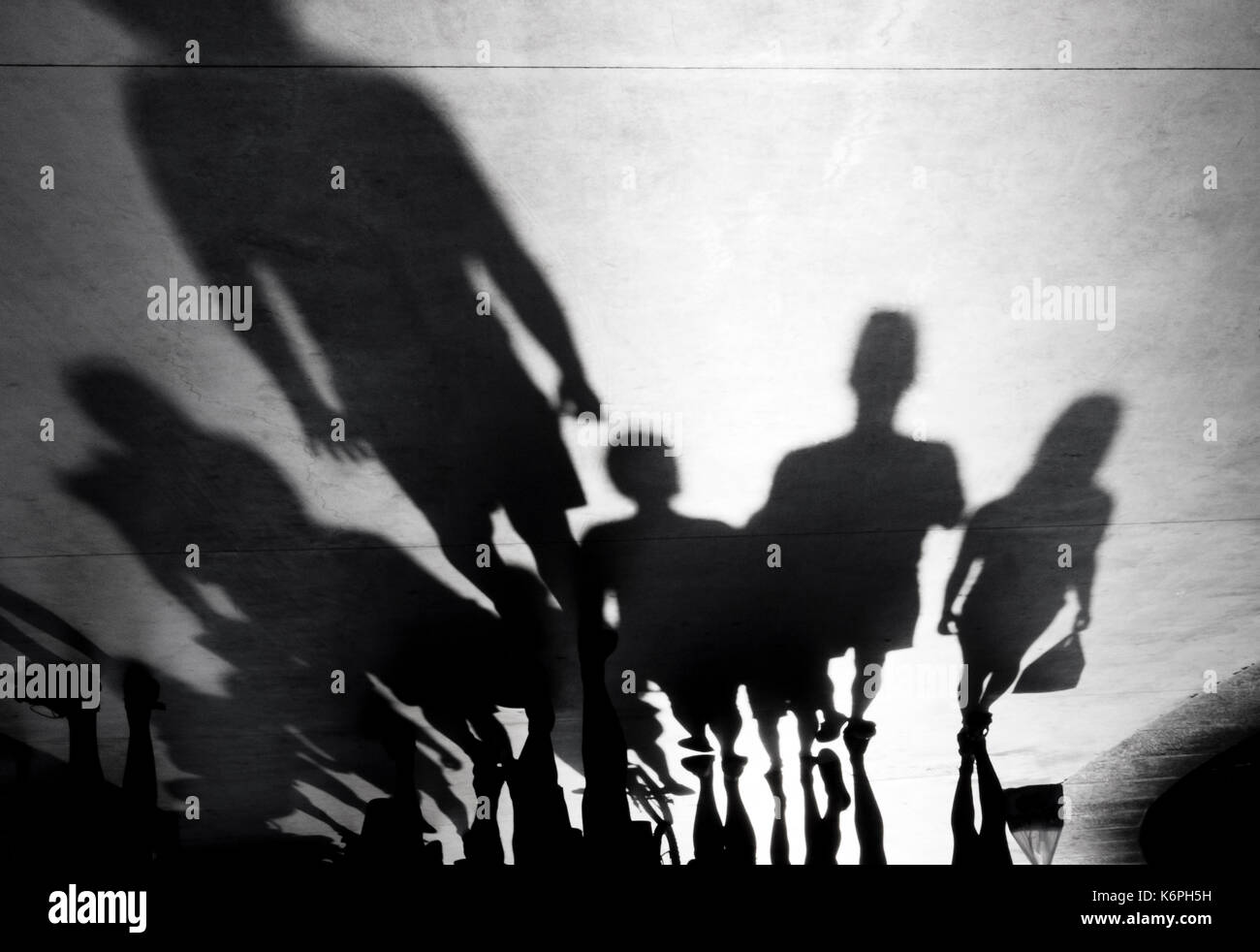 Verschwommene Schatten Silhouette von Menschen zu Fuß auf die Kamera auf Schwarz und Weiß Stockfoto