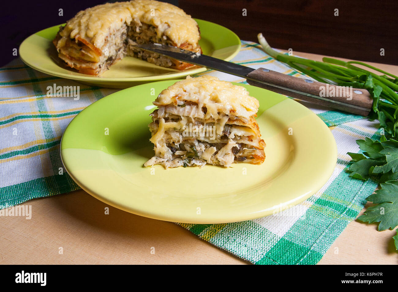Pfannkuchen Sie-Torte mit Champignons und Hühnerfleisch, überbacken mit ...