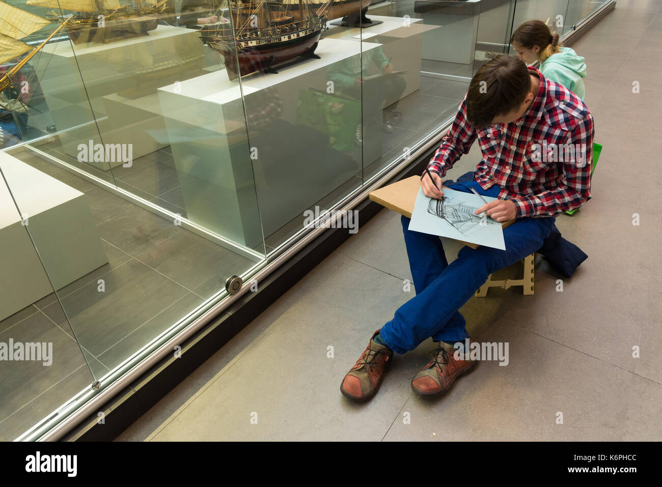 St. Petersburg, Russland - Juni 02. 2017. Junge Künstler malen in Naval Museum in Kryukov Kaserne Stockfoto