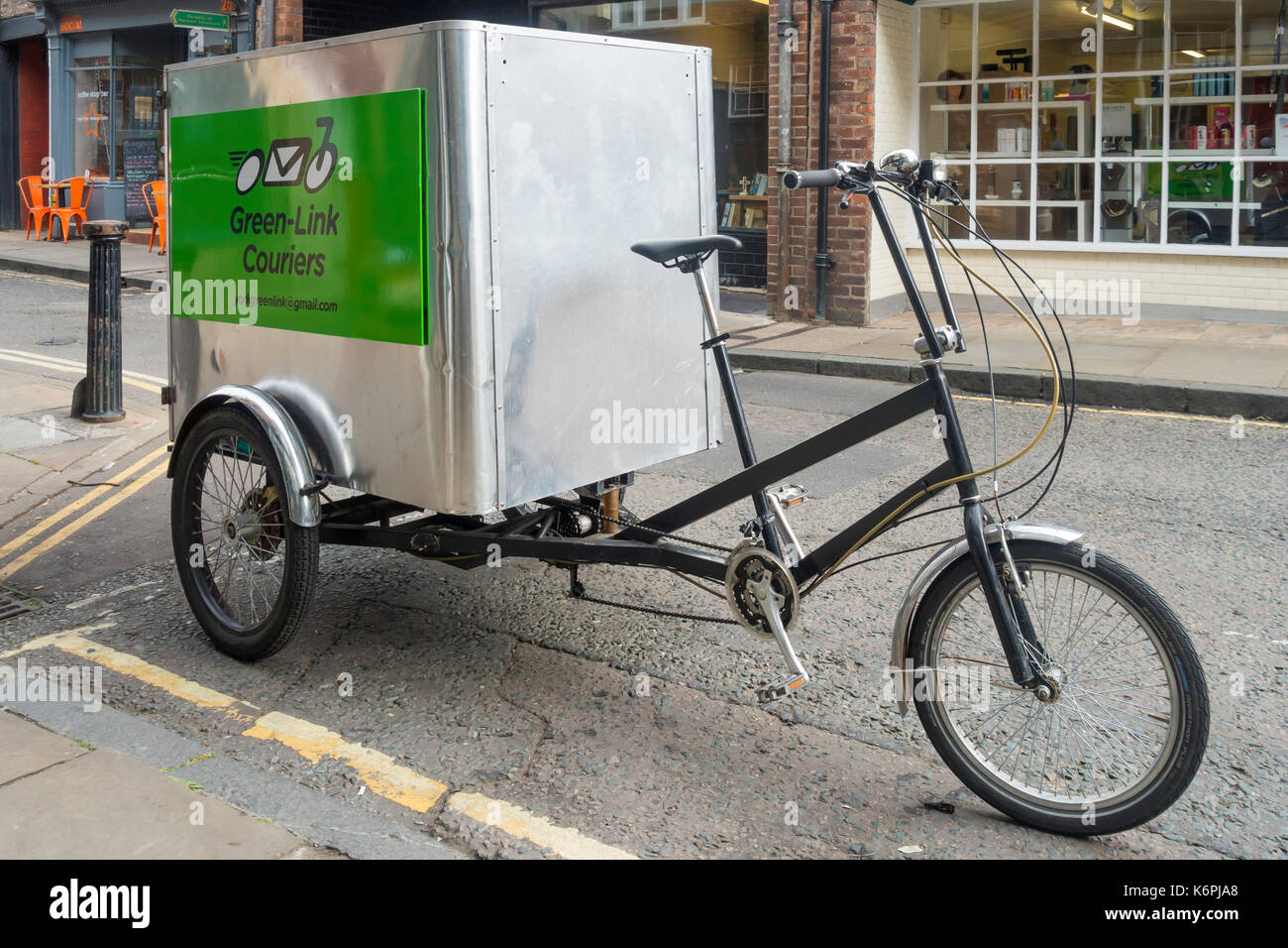 Einen geparkten Grünen Link Dreirad mit einem großen Staufach für Fracht, die eine lokal emissionsfreie Kostenlose Lieferung in York. Stockfoto