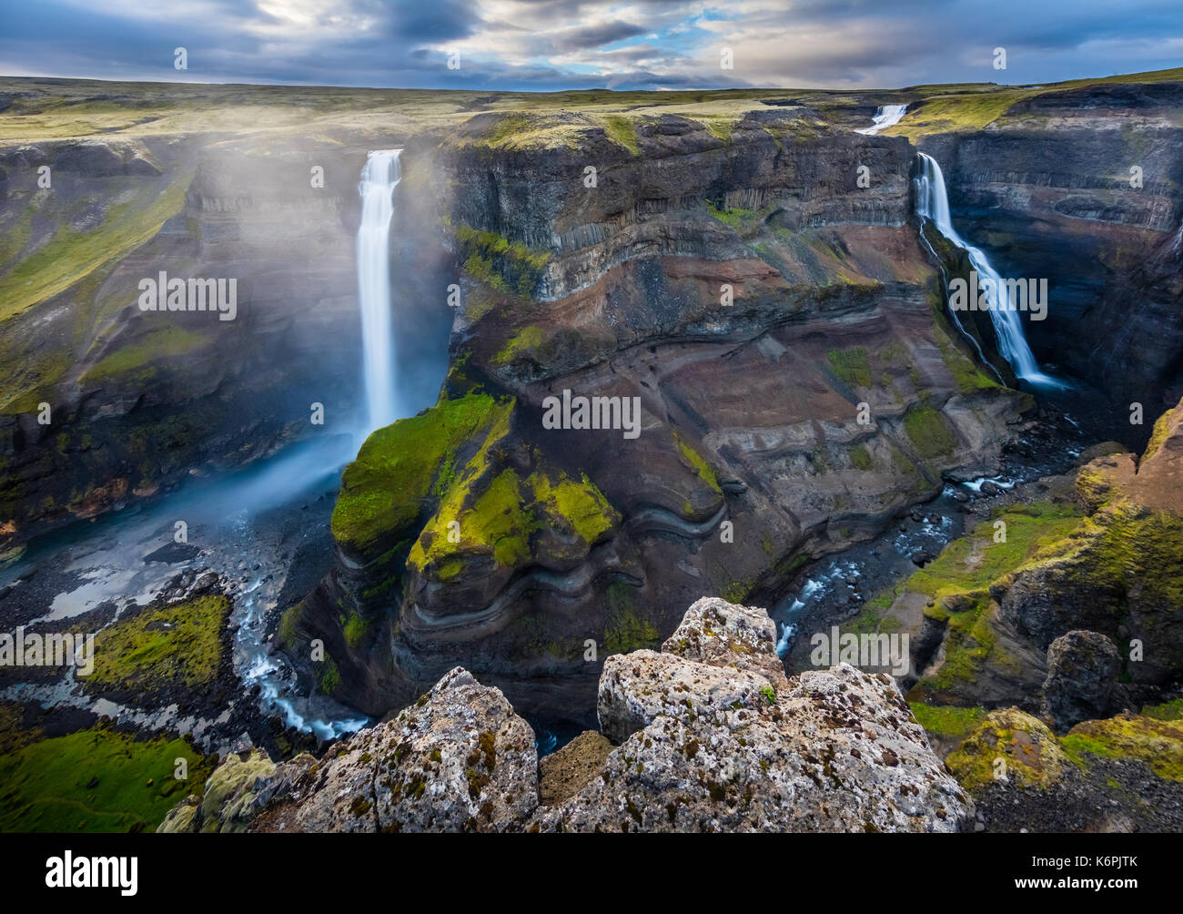 Der Wasserfall Háifoss in der Nähe des Vulkans Hekla im Süden Islands befindet. Der Fluss Fossá, einem Nebenfluss der Þjórsá, fällt hier aus einer Höhe von Stockfoto
