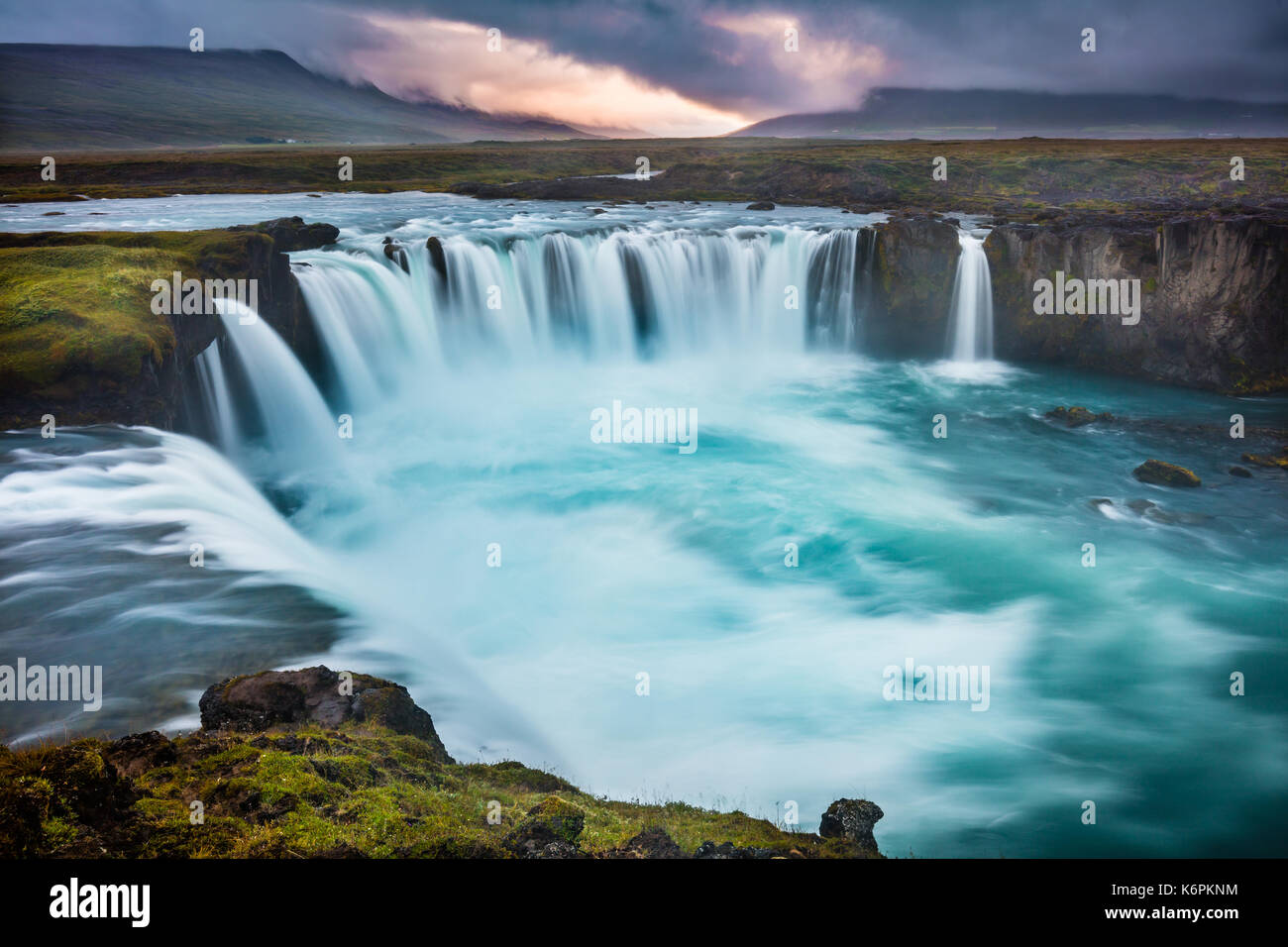 Der Goðafoss (isländisch: 'Wasserfall der Götter' oder 'Wasserfall des goði") ist ein Wasserfall in Island. Es ist in der Bárðardalur Bezirk N Stockfoto