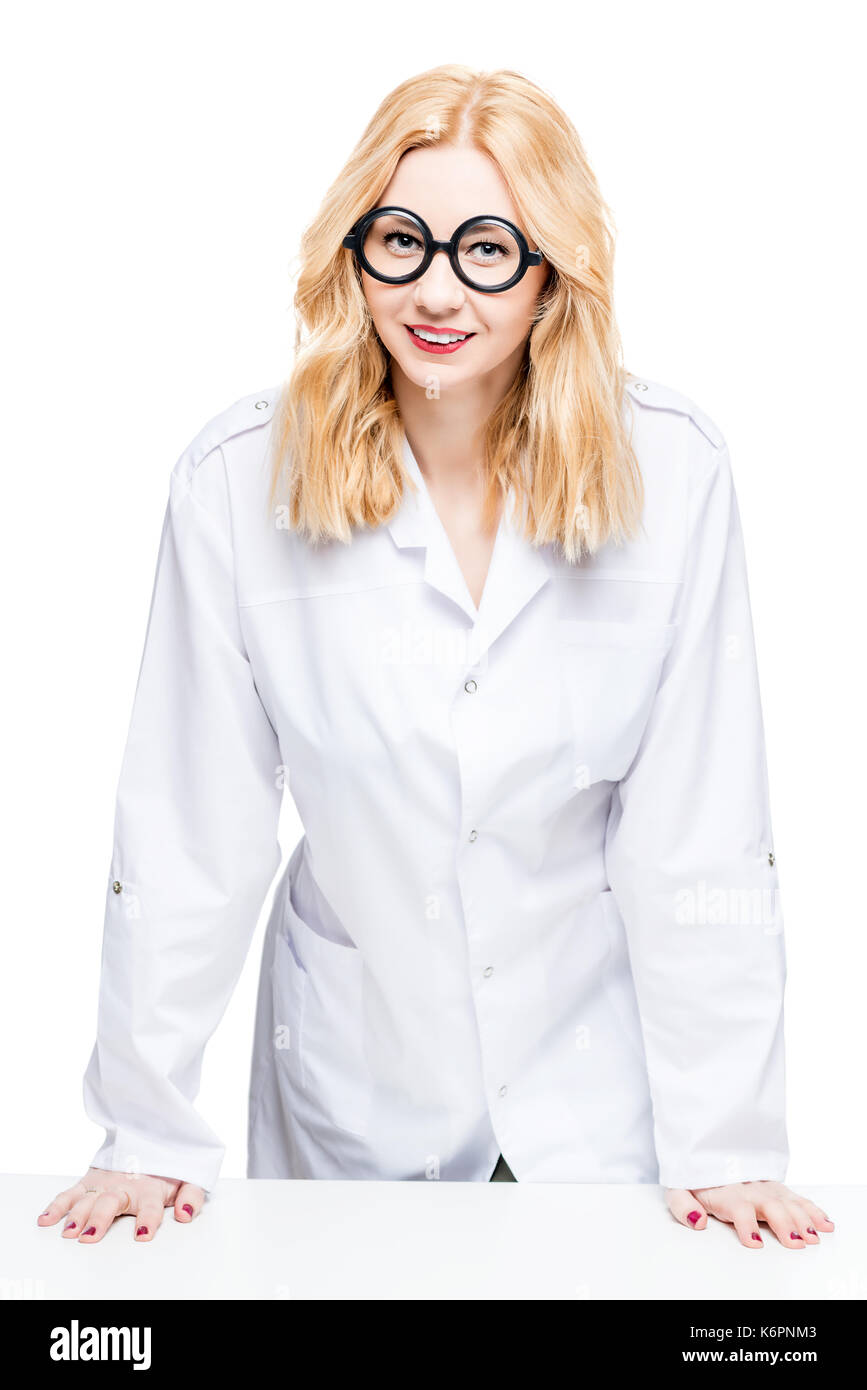 Porträt einer blonden Arzt mit lustigen Gläser auf weißem Hintergrund Stockfoto