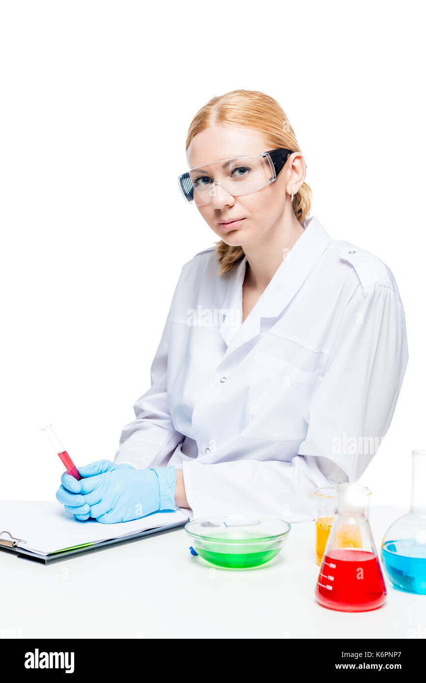 Blonde Mädchen arbeitet als Chemiker, auf der Tabelle sind Röhrchen mit Flüssigkeit Stockfoto