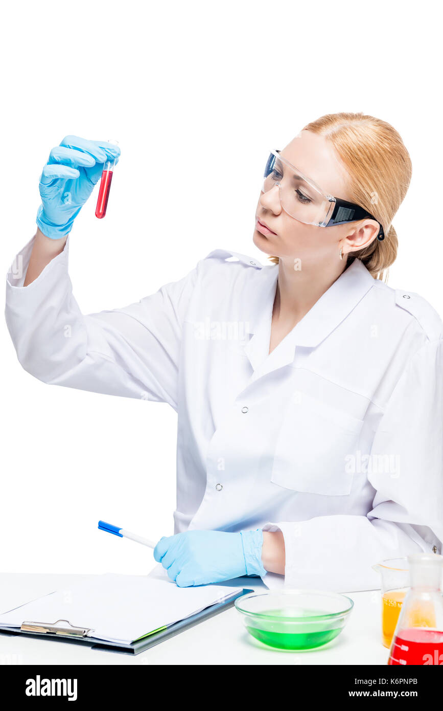 Schöne weibliche Lab Assistant mit Reagenzgläsern auf weißem Hintergrund posiert Stockfoto