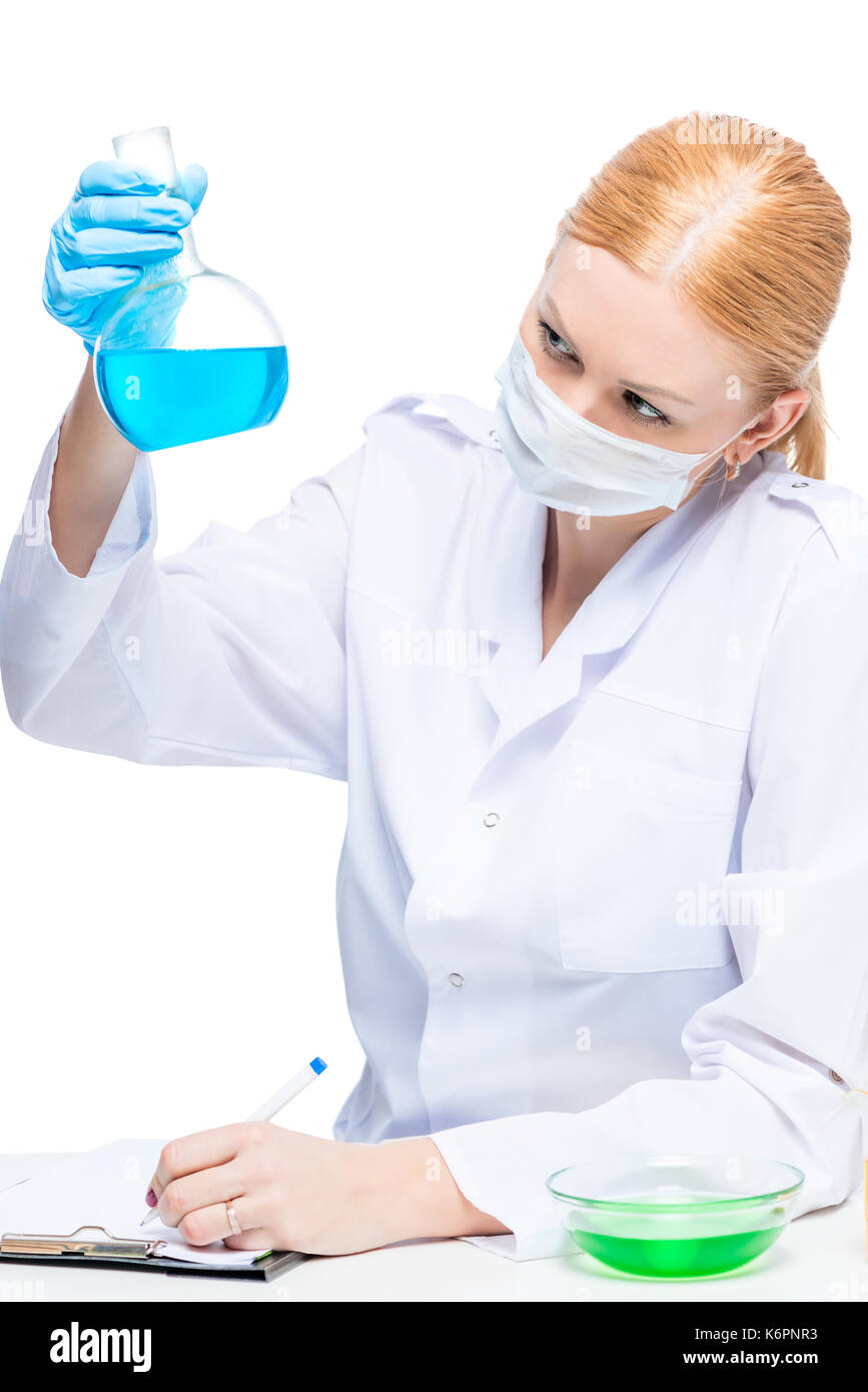 Arzthelferin Prüfung Substanzen im Reagenzglas auf weißem Hintergrund Stockfoto