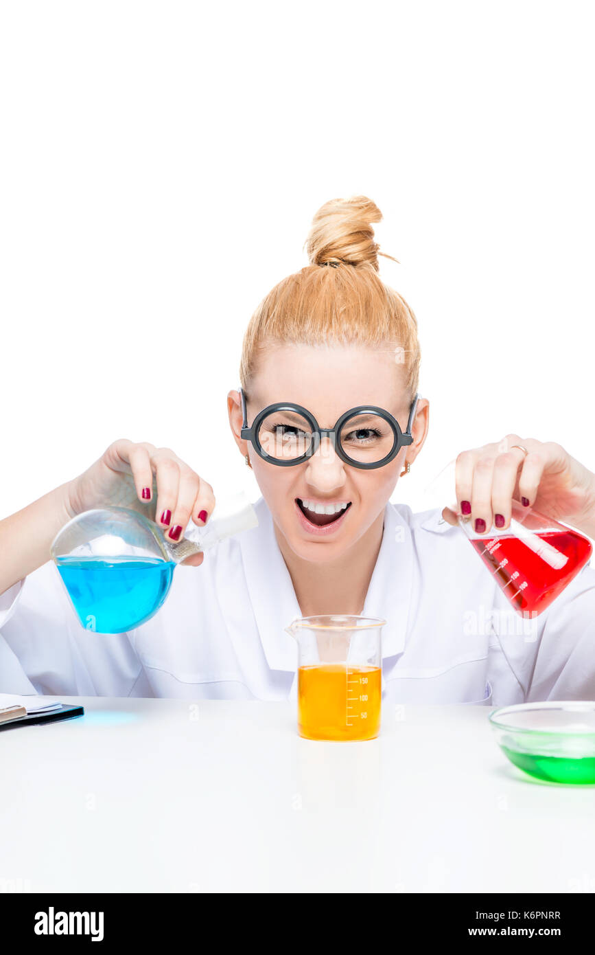 Verrückte Komiker Lab Assistant Chemiker mit bunten Röhrchen lächelnd Stockfoto