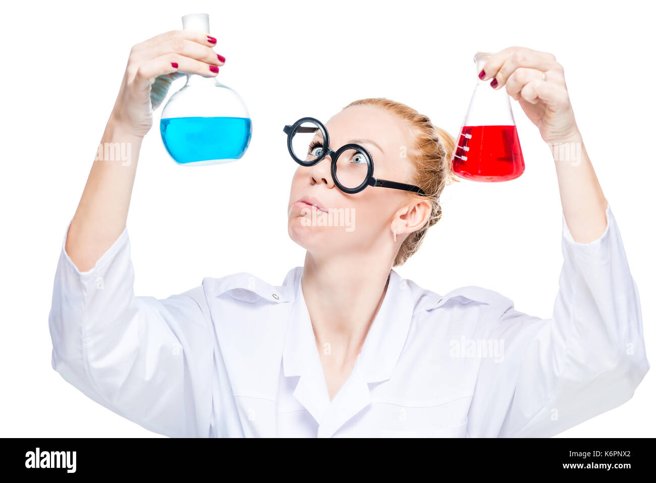 Crazy lustig Chemiker mit zwei Reagenzgläsern auf weißem Hintergrund Stockfoto