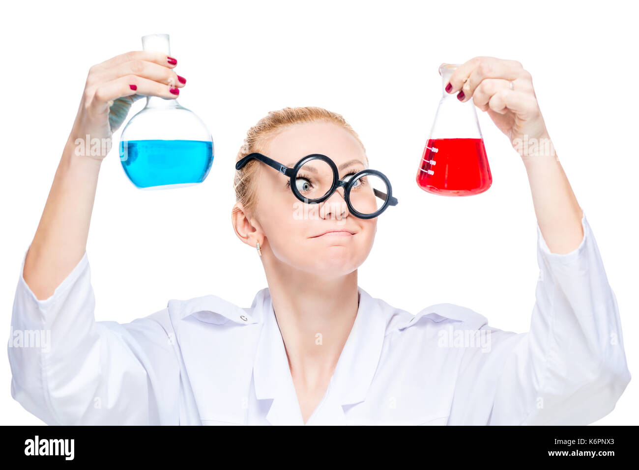 Porträt eines verrückten Lab Assistant mit zwei farbige Substanz Glühlampen auf weißem Hintergrund Stockfoto